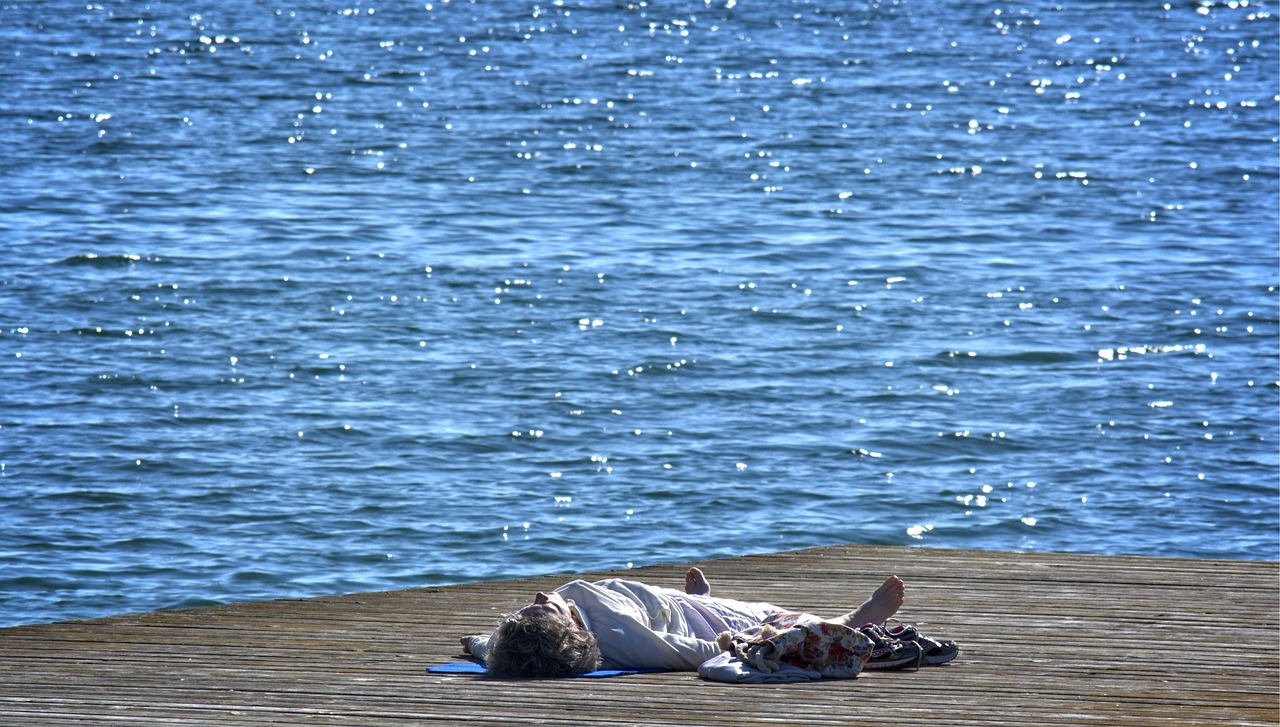梅ベで仰向けに寝転ぶ女性
